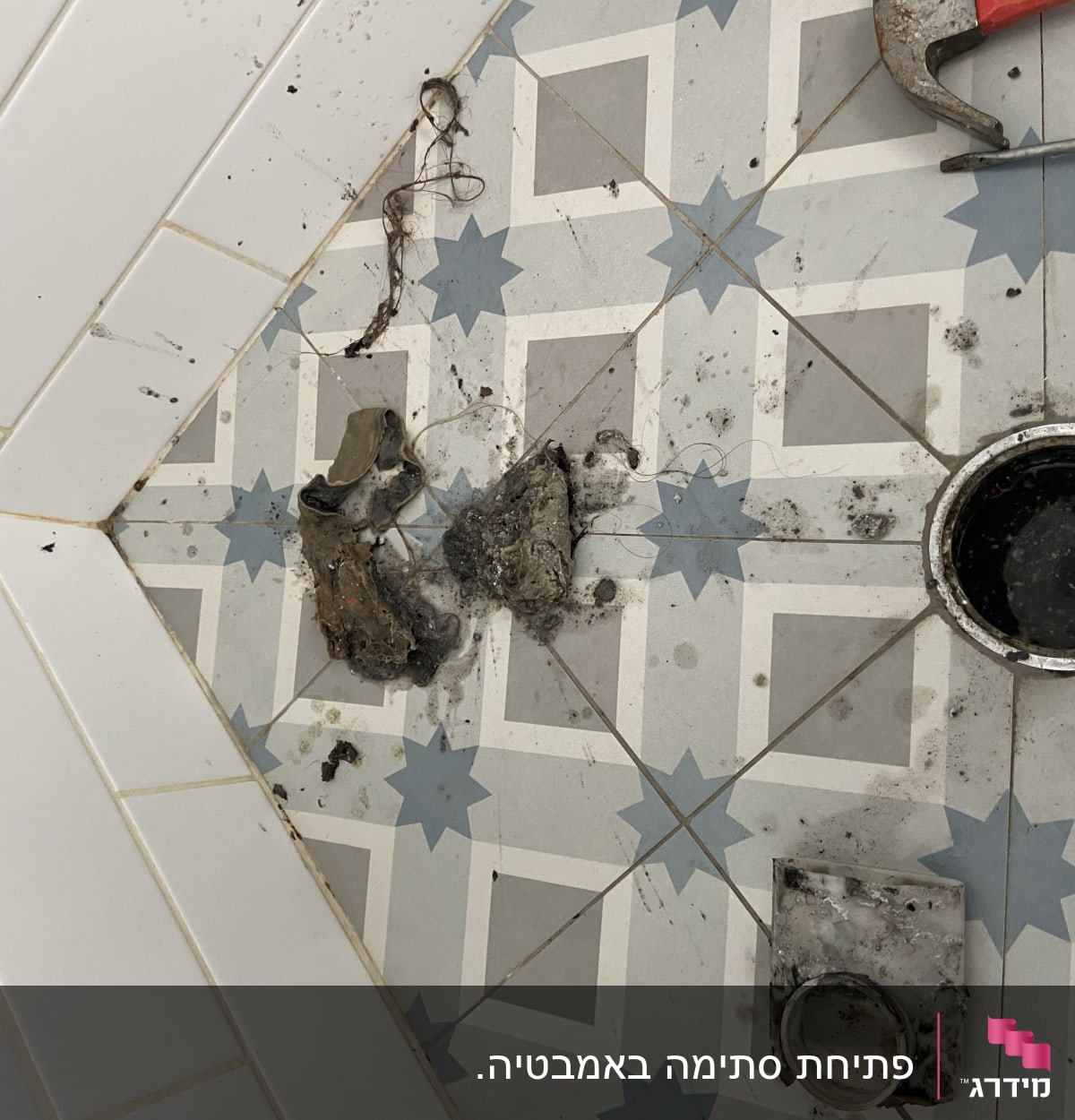 כלי עבודה לניקוי סתימה ברצפת חדר אמבטיה